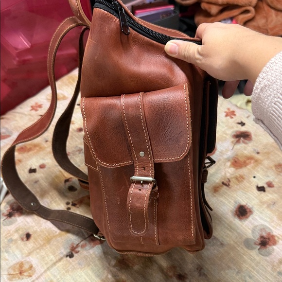 Men's Tan Leather Messenger Bag - Picture 4 of 6